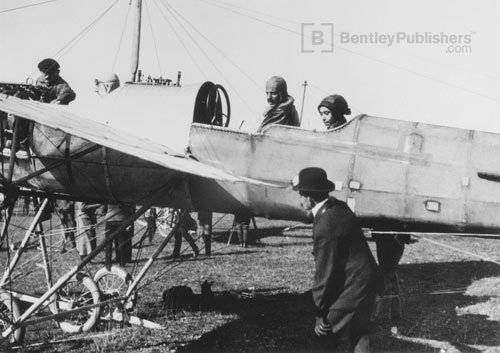 In his characteristic bowler, Porsche observed a flight test with one of his engines on the
Steinfeld in 1911.